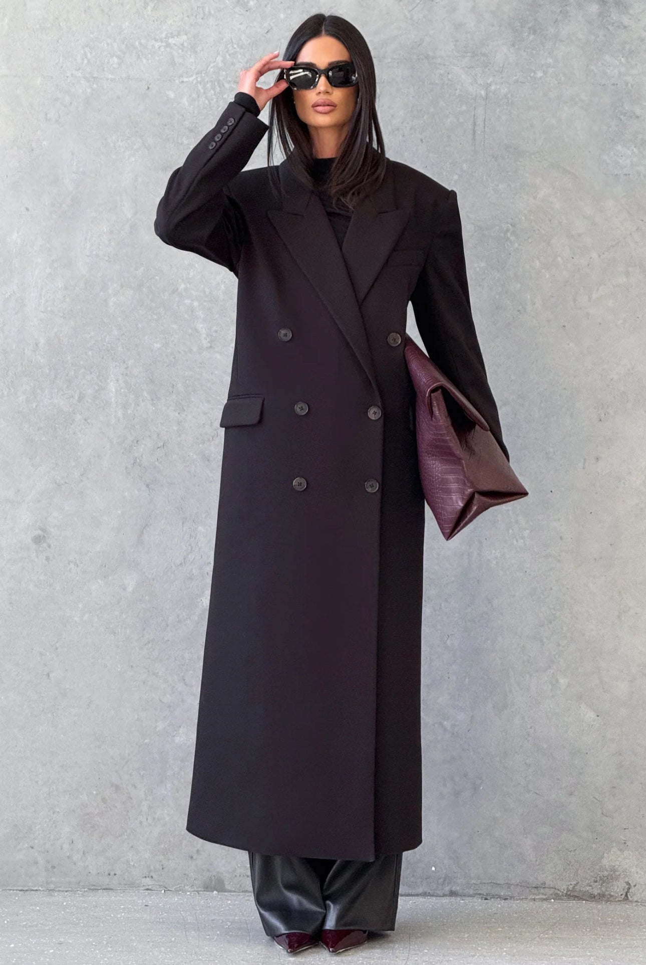 Cappotto ISABELLA lungo dal taglio sartoriale con design doppiopetto e spalle strutturate. Elegante e versatile, perfetto per completare look sofisticati nelle giornate più fredde.