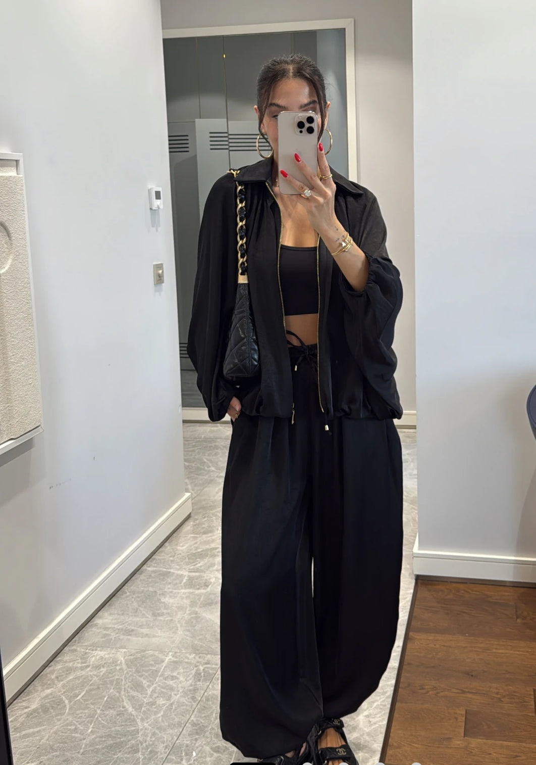 Coordinato PRISCILLA Completo elegante e versatile in tessuto satinato composto da giacca leggera oversize con zip e pantaloni ampi a vita alta con coulisse. Perfetto per look chic e confortevoli, dal giorno alla sera.