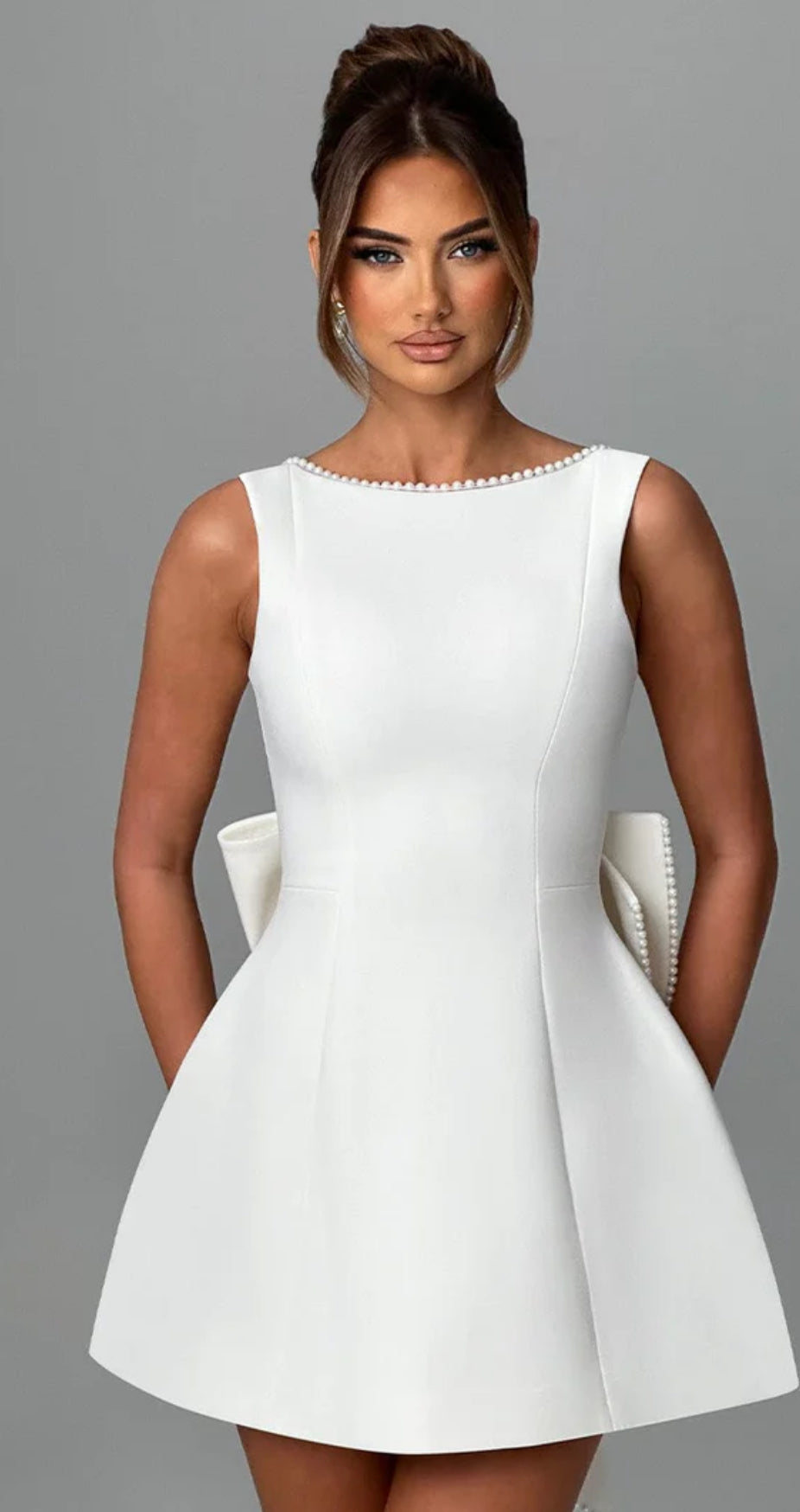 Mini Dress ALESSIA caratterizzato da un design sofisticato e femminile. Presenta una scollatura profonda sulla schiena, impreziosita da un bordo di perline che segue il profilo delle spalline e il décolleté posteriore…