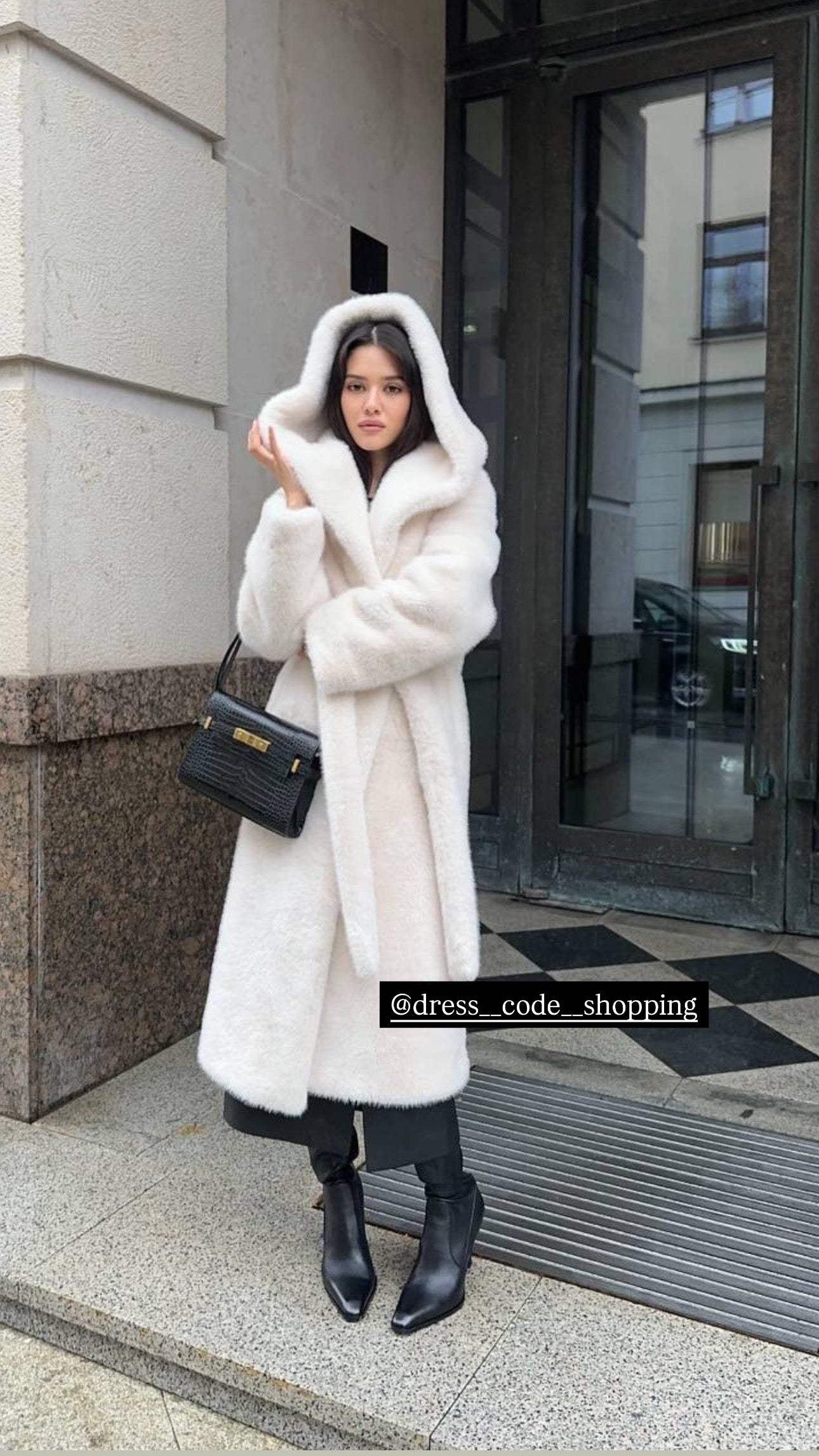 Pelliccia GRETA ecologica lunga con cappuccio ha una texture morbida e avvolgente, perfetto per affrontare il freddo con stile.