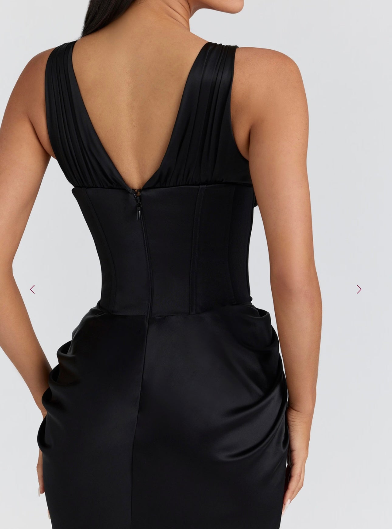 Maxi Dress Angelina Elegante e sensuale, questo abito maxi in raso nero valorizza la figura con un raffinato design a clessidra. Il corpetto strutturato con scollo profondo esalta le forme la gonna lunga e fluida dona movimento e classe