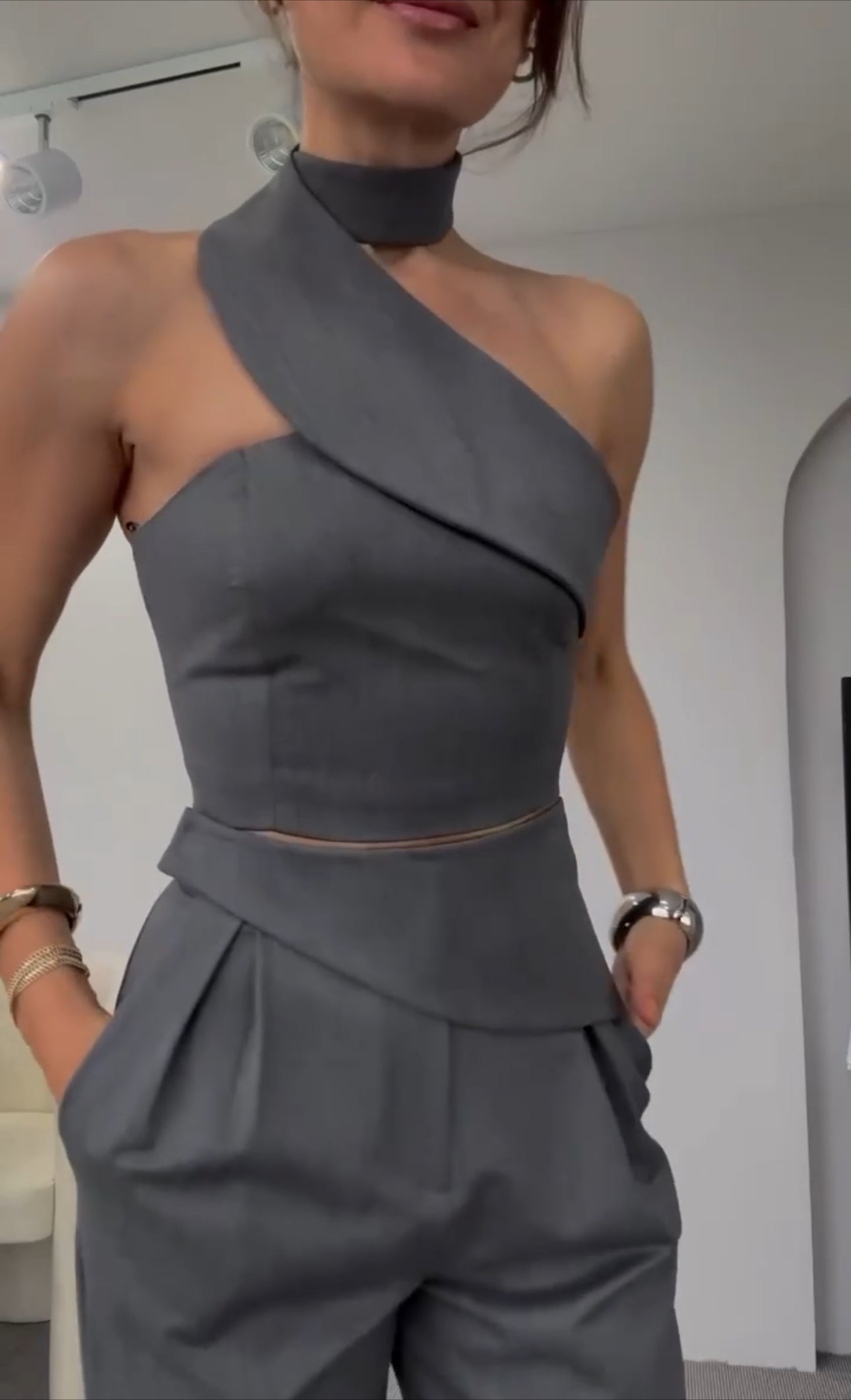 Set con top unico che può essere allacciato in vari modi e pantaloni a sigaretta Made in Italy 🇮🇹 ottima vestibilita