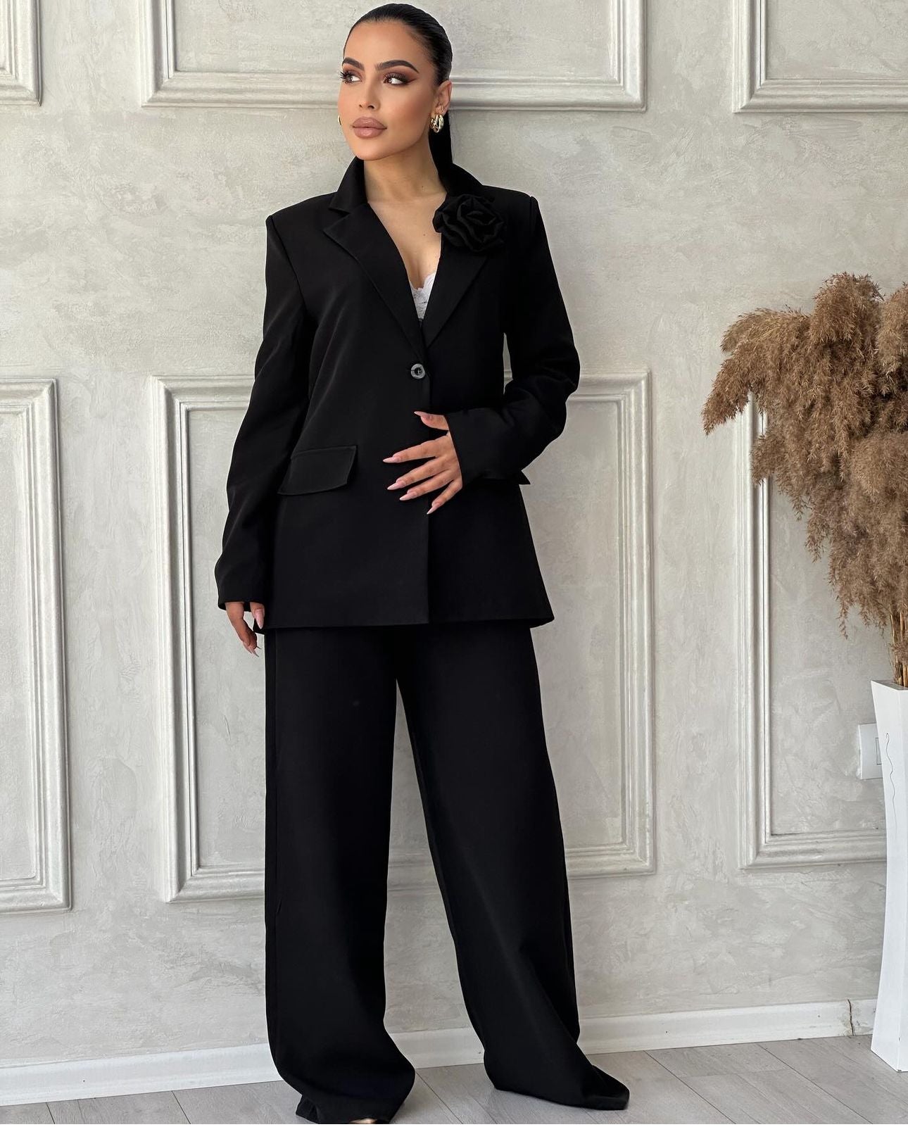 Tailleur Debora giacca foderata con spilla fiore ๐บ pantalone largo vestibilita morbida comoda Made in Italy ๐ฎ๐น