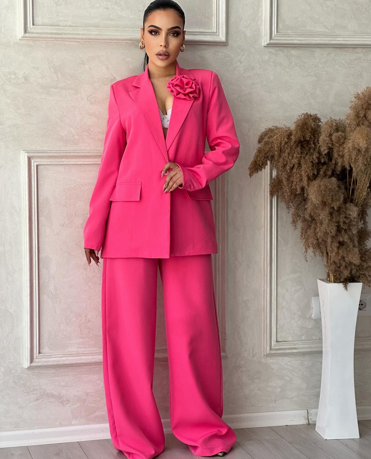 Tailleur Debora giacca foderata con spilla fiore ๐บ pantalone largo vestibilita morbida comoda Made in Italy ๐ฎ๐น