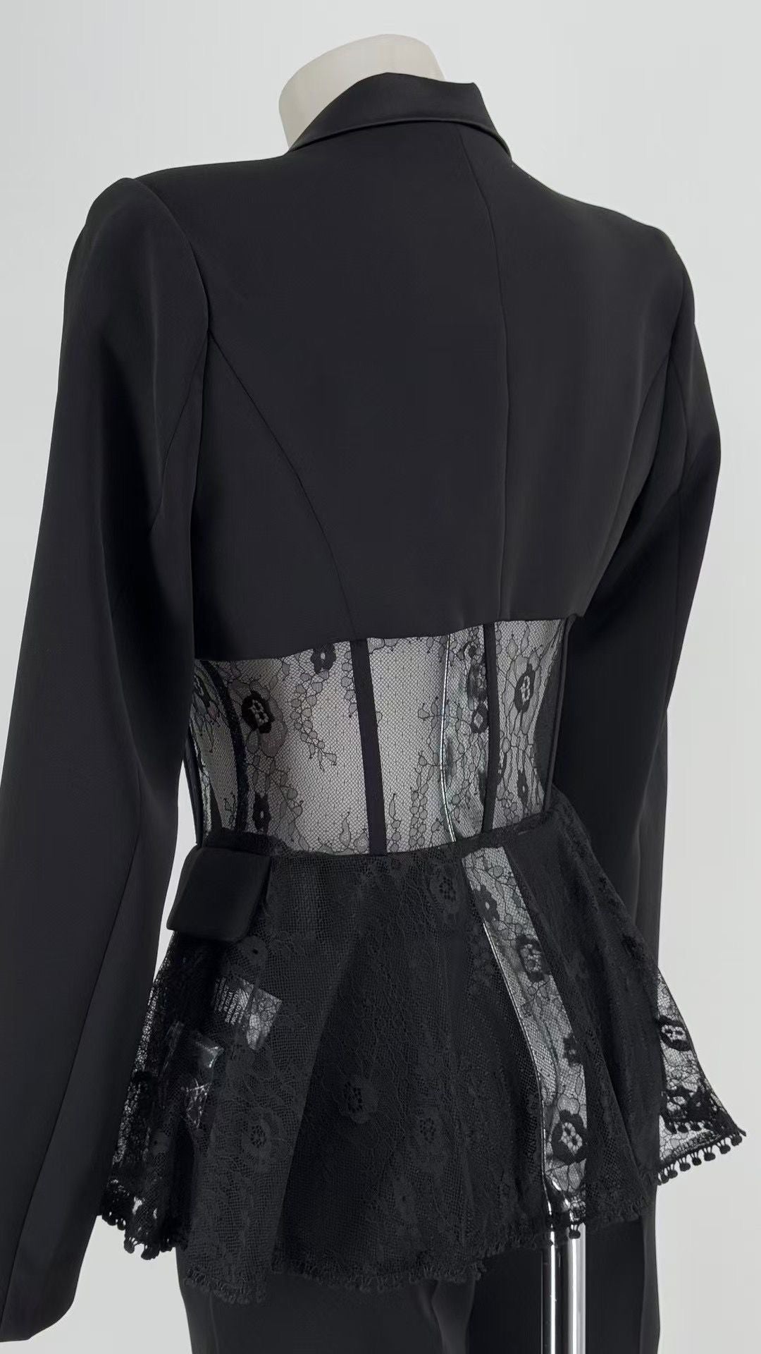 Tailleur MIA elegante composto da blazer e pantaloni coordinati, disponibile in quattro colori raffinati: nero, beige, rosa e azzurro. Il blazer presenta un elegante rever in raso e dettagli in pizzo trasparente sui lati pantalone classico