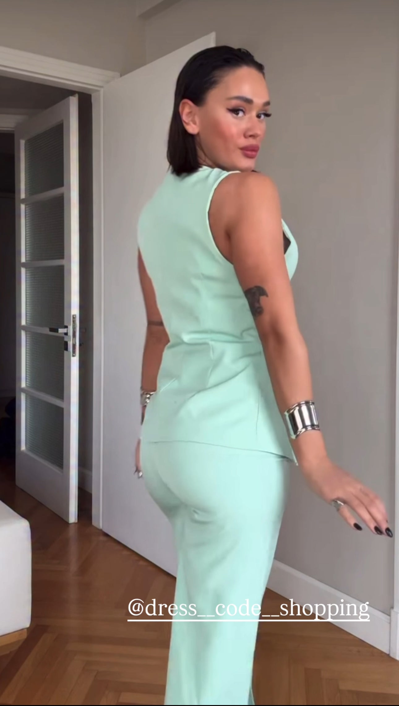 Tailleur ESTER elegante composto da un gilet smanicato e un paio di pantaloni a gamba larga Il gilet presenta due bottoni decorativi centrali dal design gioiello. I pantaloni sono a vita alta, con una vestibilità morbida e fluida