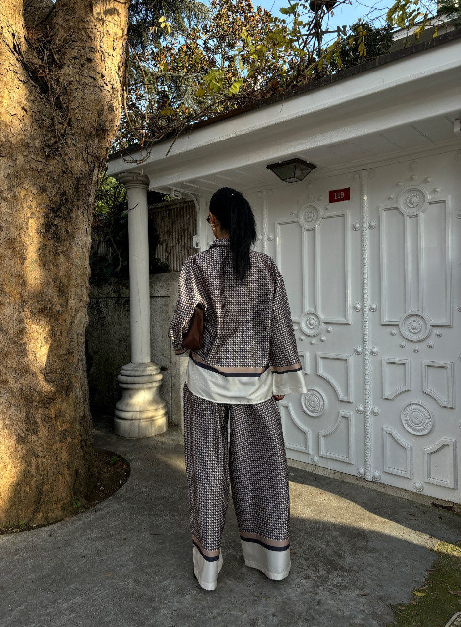 Setcord ZARA è composto da una camicia oversize e un paio di pantaloni larghi con stampa geometrica.