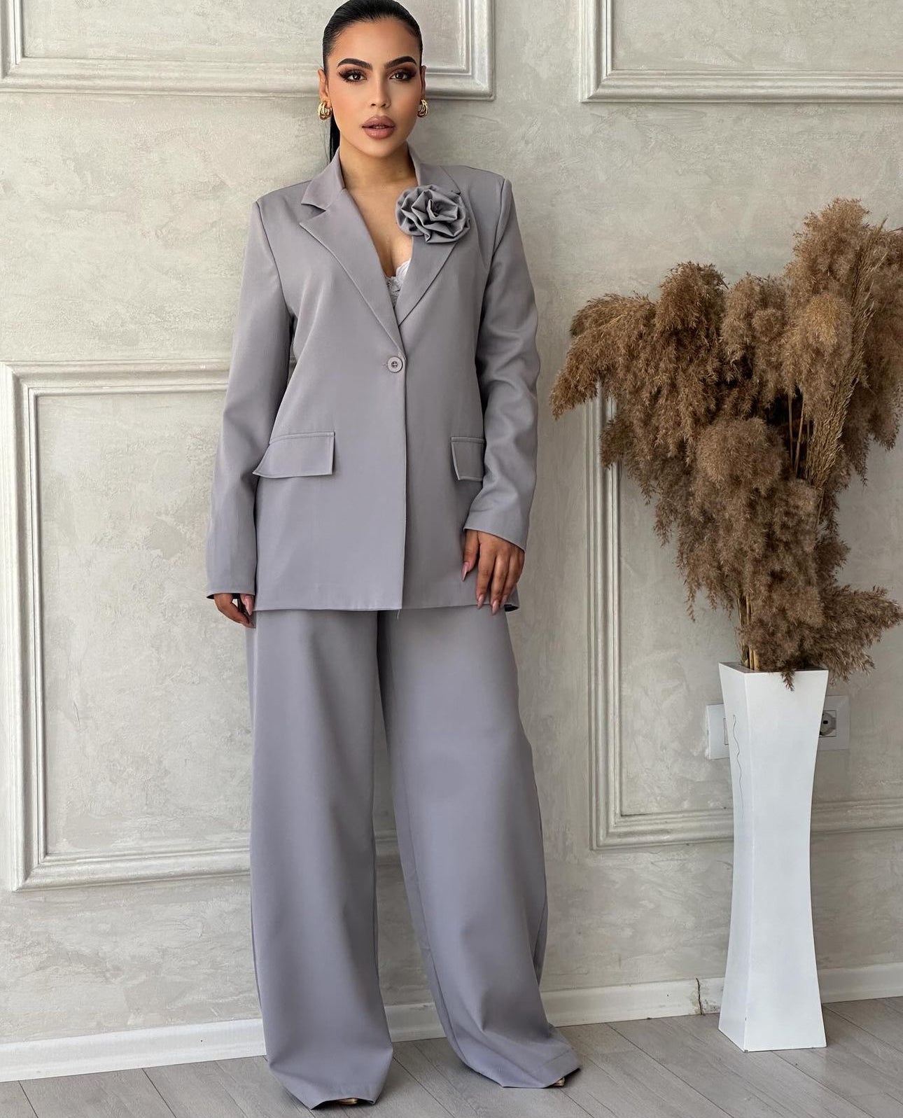 Tailleur Debora giacca foderata con spilla fiore ๐บ pantalone largo vestibilita morbida comoda Made in Italy ๐ฎ๐น