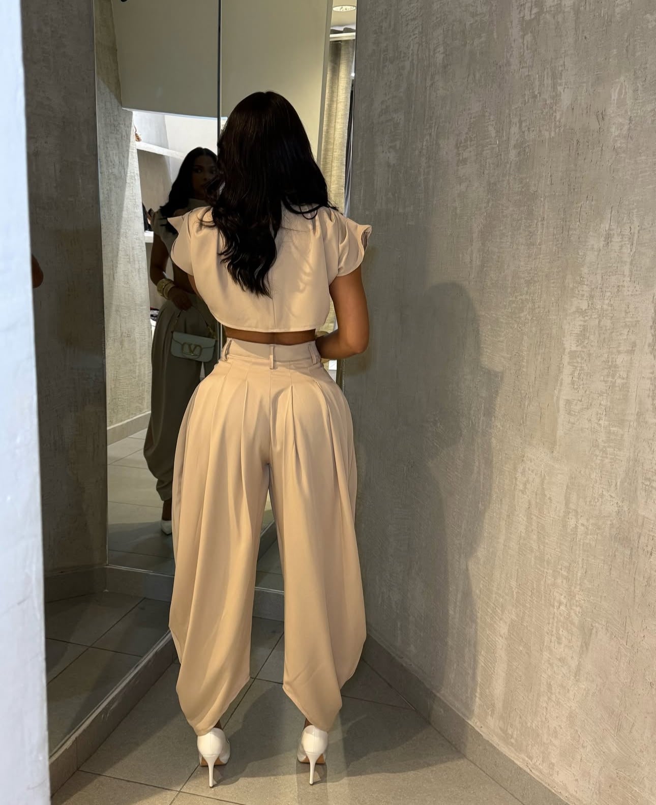 Set PRAGA Completo elegante composto da crop top a collo alto e pantaloni palazzo morbidi con pieghe frontali. Realizzato in tessuto fluido e leggero per una vestibilità confortevole e chic.