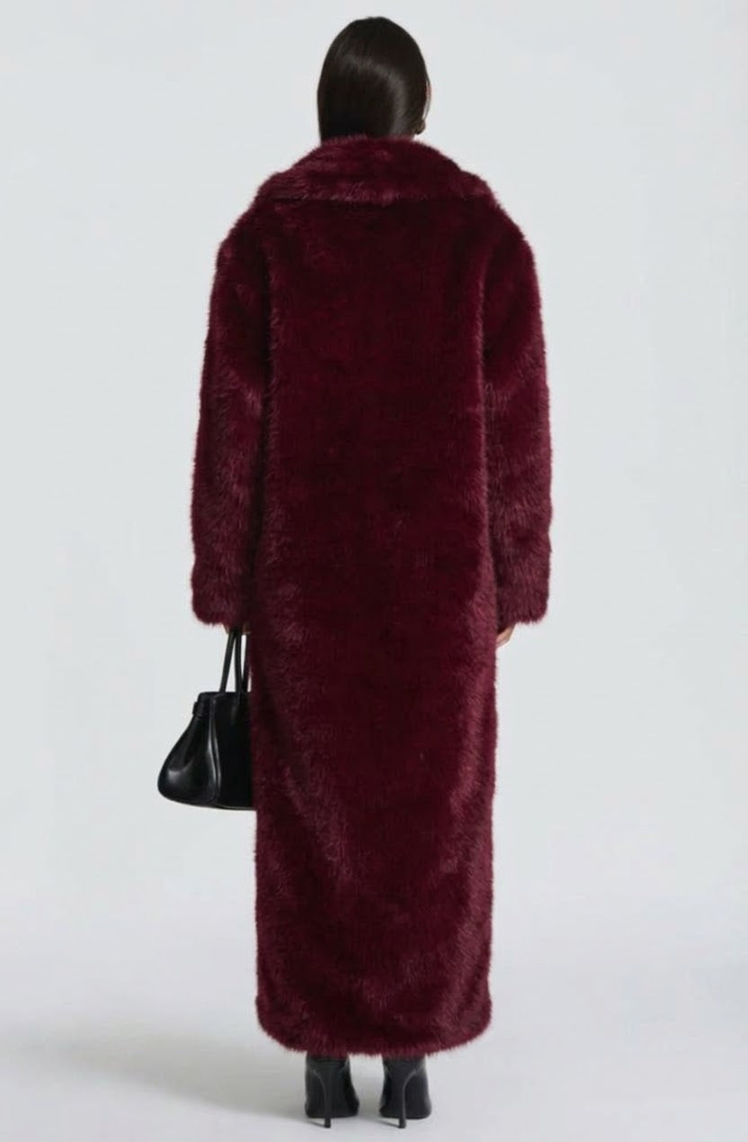 Pelliccia BRENDA Un modello avvolgente e sofisticato, caratterizzato da una linea dritta e dal volume morbido. Realizzato in pelliccia di visone ecologico di alta qualità, garantisce calore e comfort con un tocco glamour.