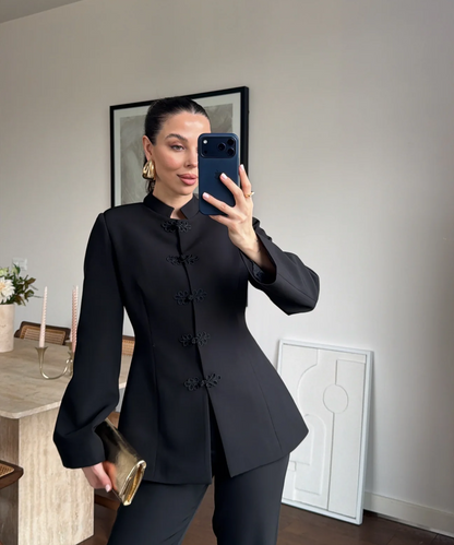 Tailleur AURORA con Collo Coreano Eleganza minimal, carattere deciso è la scelta perfetta per chi desidera un look sofisticato e contemporaneo, capace di distinguersi con classe.