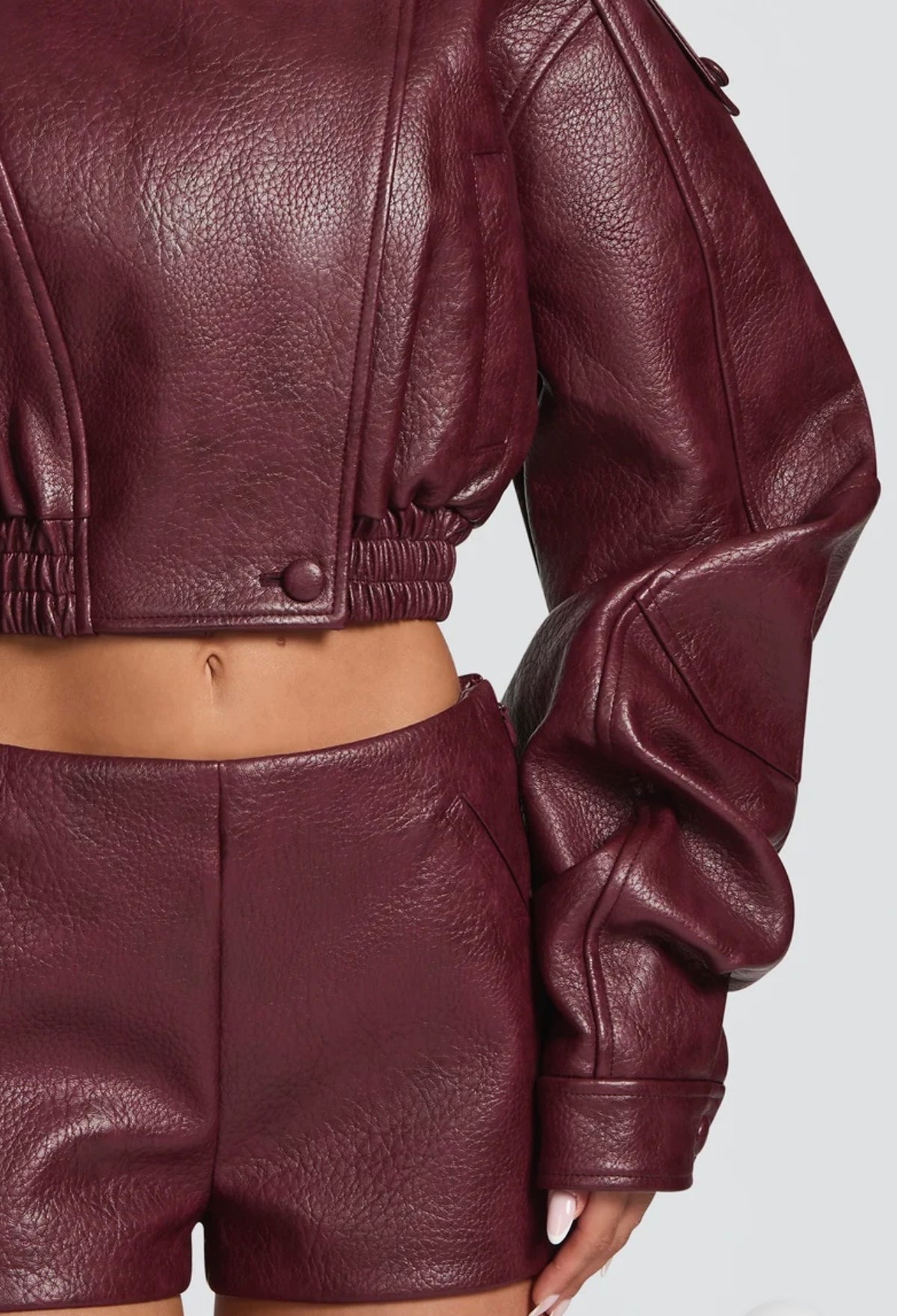 Set EVA L'eleganza contemporanea del completo in pelle. Giubbotto & Shorts in promozione