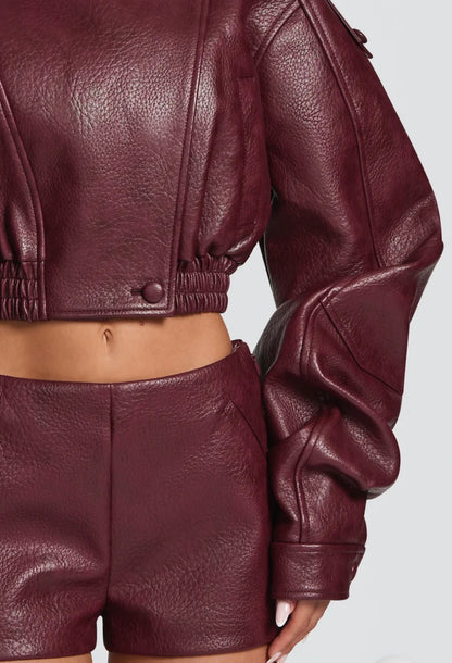 Set EVA L'eleganza contemporanea del completo in pelle. Giubbotto & Shorts in promozione