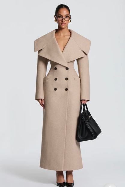 Cappotto Lungo Sartoriale con Maximantellina Un capospalla scenografico e di classe che ridefinisce l'eleganza invernale. Caratterizzato da un'ampia mantellina sulle spalle e una silhouette clessidra accentuata dal punto vita segnato.