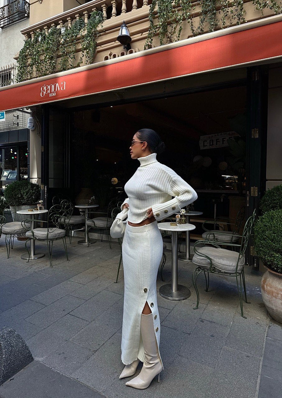 Coordinato FEDERICA è composto da un maglione e una gonna in maglia a coste con dettagli di bottoni metallici