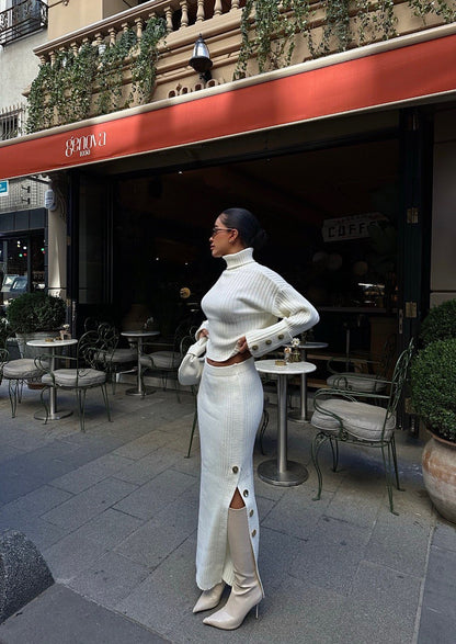 Coordinato FEDERICA è composto da un maglione e una gonna in maglia a coste con dettagli di bottoni metallici