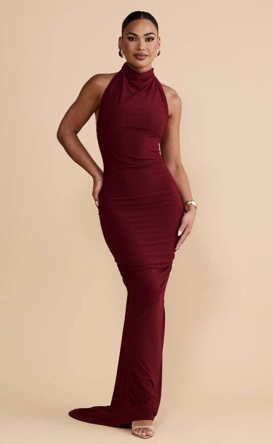 Abito EVA Un’espressione di eleganza moderna, questo abito senza schiena si distingue per la sua versatilità scultorea e per i dettagli curati. La scollatura multi-way consente uno styling personalizzato, offrendo più silhouette in un unico design