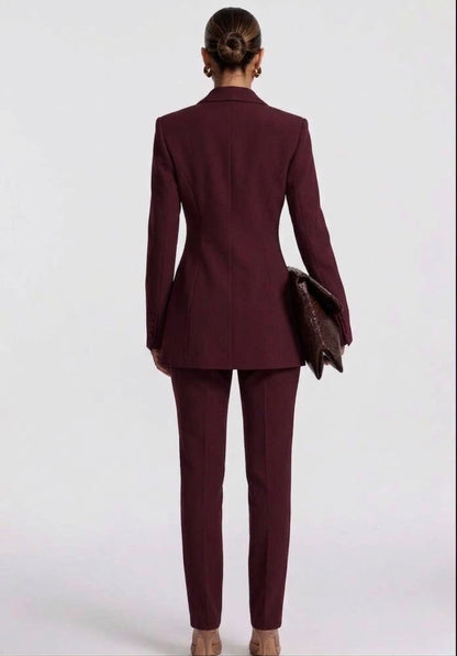 Tailleur ELEONORA SLIM in promozione Completo elegante composto da giacca avvitata slim pantaloni a sigaretta e top coordinato. Un look moderno e sofisticato, perfetto per eventi, serate chic o outfit di tendenza.