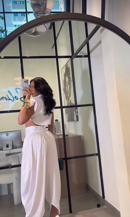 Set PRAGA Completo elegante composto da crop top a collo alto e pantaloni palazzo morbidi con pieghe frontali. Realizzato in tessuto fluido e leggero per una vestibilità confortevole e chic.