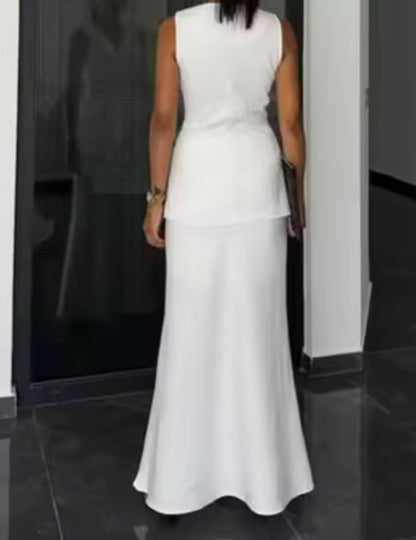 Tailleur ANTONELLA elegante in stile sartoriale è composto da un gilet senza maniche con scollo a V e chiusura a bottoni frontali. La gonna lunga e dritta si abbina perfettamente al gilet, creando un look sofisticato e minimalista