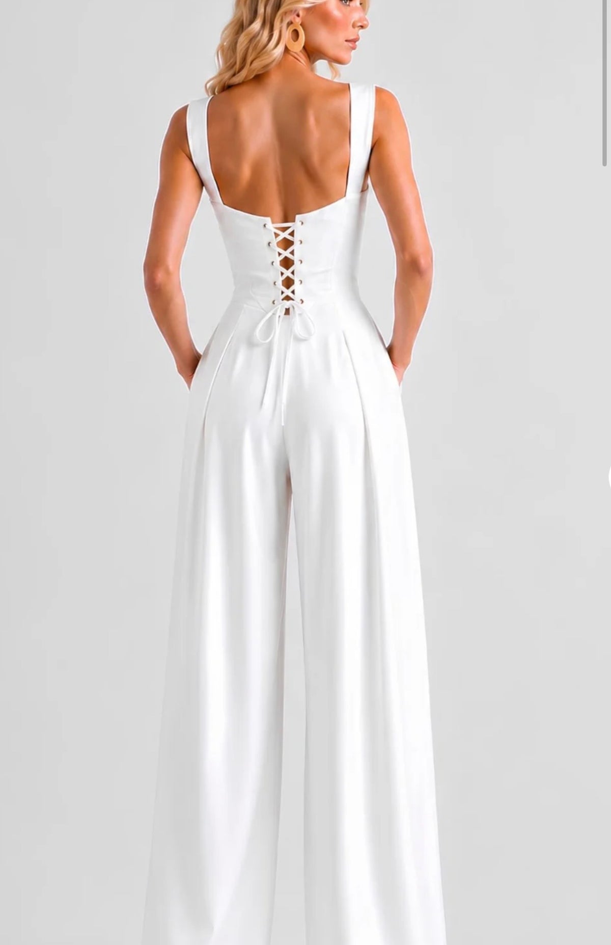 Jumpsuit Sartoriale a Gamba Larga questo capo combina la struttura audace di un bustier con la fluidità elegante dei pantaloni a gamba larga, creando una silhouette clessidra che esalta ogni figura.