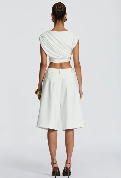 Outfit check GIULIA Questo look è un perfetto mix tra eleganza e minimalismo, ideale sia per il giorno che per la sera.