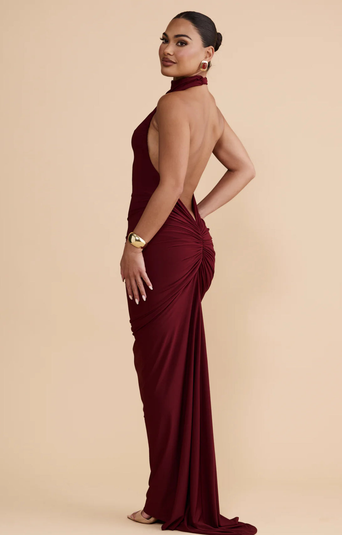 Abito EVA Un’espressione di eleganza moderna, questo abito senza schiena si distingue per la sua versatilità scultorea e per i dettagli curati. La scollatura multi-way consente uno styling personalizzato, offrendo più silhouette in un unico design