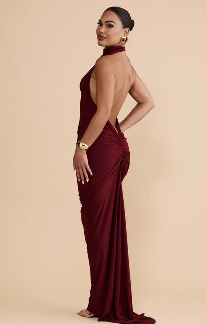 Abito EVA Un’espressione di eleganza moderna, questo abito senza schiena si distingue per la sua versatilità scultorea e per i dettagli curati. La scollatura multi-way consente uno styling personalizzato, offrendo più silhouette in un unico design