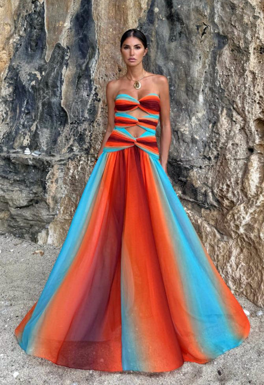 Abito SIRENA Lasciati conquistare dalla magia dei colori con questo abito lungo, un capolavoro sartoriale che fonde eleganza e sensualità.