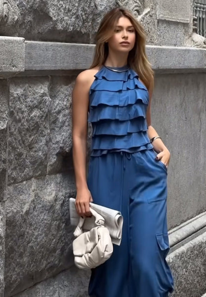 Set PALOMA Look minimal ma d’impatto: top con balze leggere e pantalone ampio con tasche cargo.
Il completo perfetto per giornate estive all’insegna dello stile e della comodità.
Disponibile in 5 colori