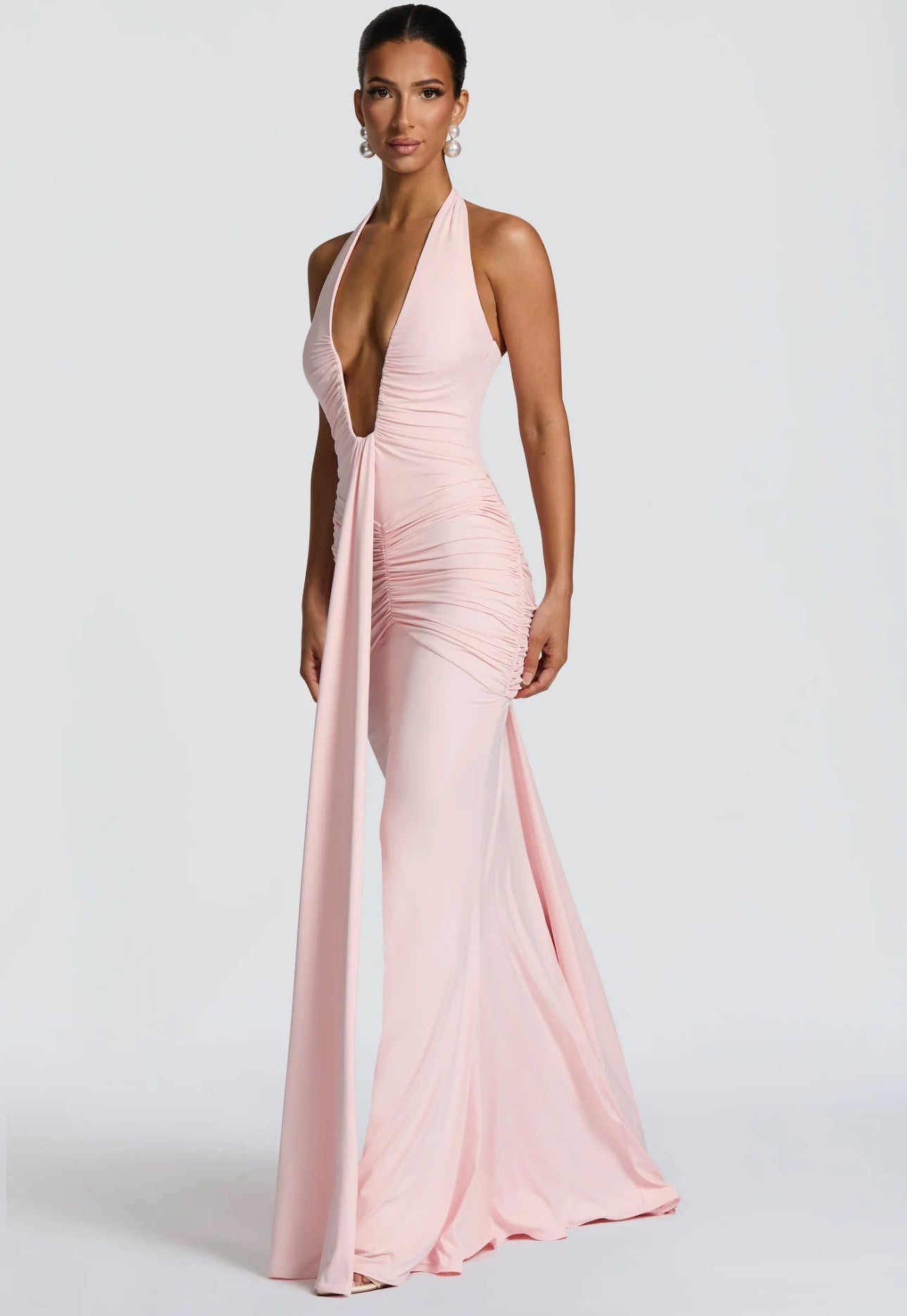 Abito Greta scenografico che esalta la silhouette con linee sinuose e dettagli sofisticati. Questo modello lungo è pensato per chi desidera un look magnetico e raffinato.