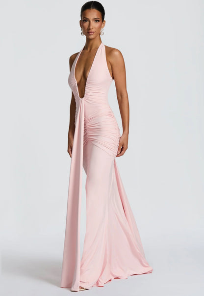 Abito Greta scenografico che esalta la silhouette con linee sinuose e dettagli sofisticati. Questo modello lungo è pensato per chi desidera un look magnetico e raffinato.