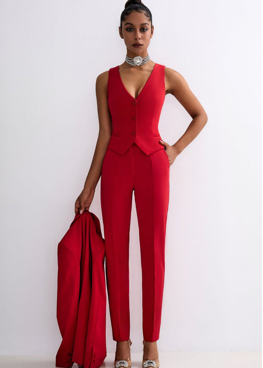 Tailleur SILVIA elegante è composto da tre pezzi: un pantalone a sigaretta dal taglio classico e lineare, un gilet aderente con scollo a V profondo e abbottonatura frontale, e una giacca dello stesso colore