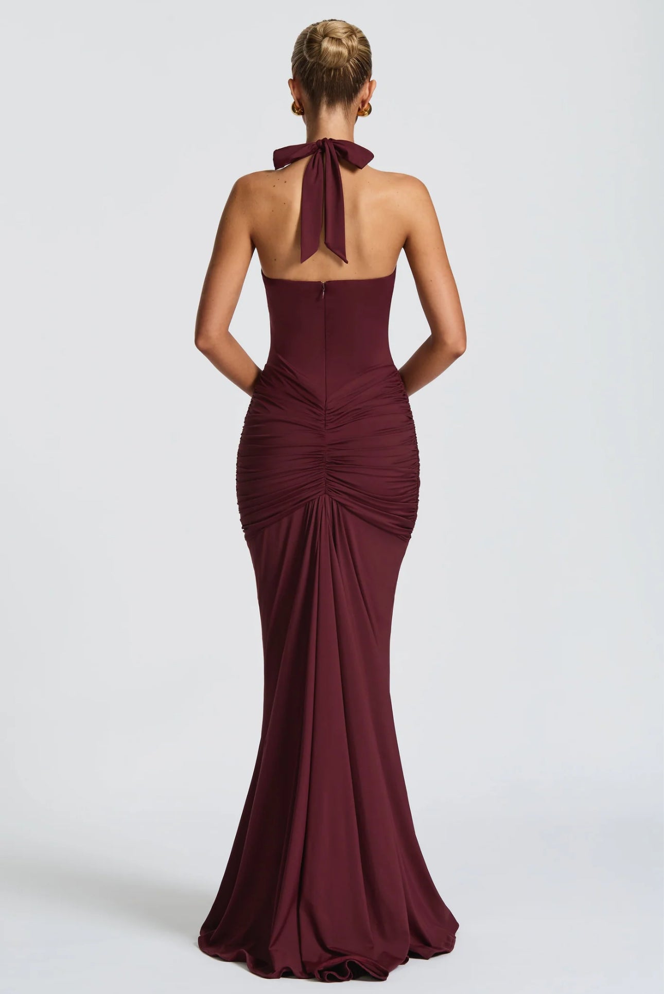 Abito Greta scenografico che esalta la silhouette con linee sinuose e dettagli sofisticati. Questo modello lungo è pensato per chi desidera un look magnetico e raffinato.