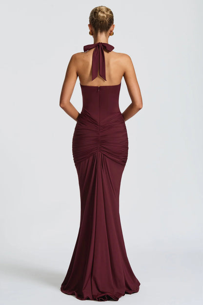 Abito Greta scenografico che esalta la silhouette con linee sinuose e dettagli sofisticati. Questo modello lungo è pensato per chi desidera un look magnetico e raffinato.