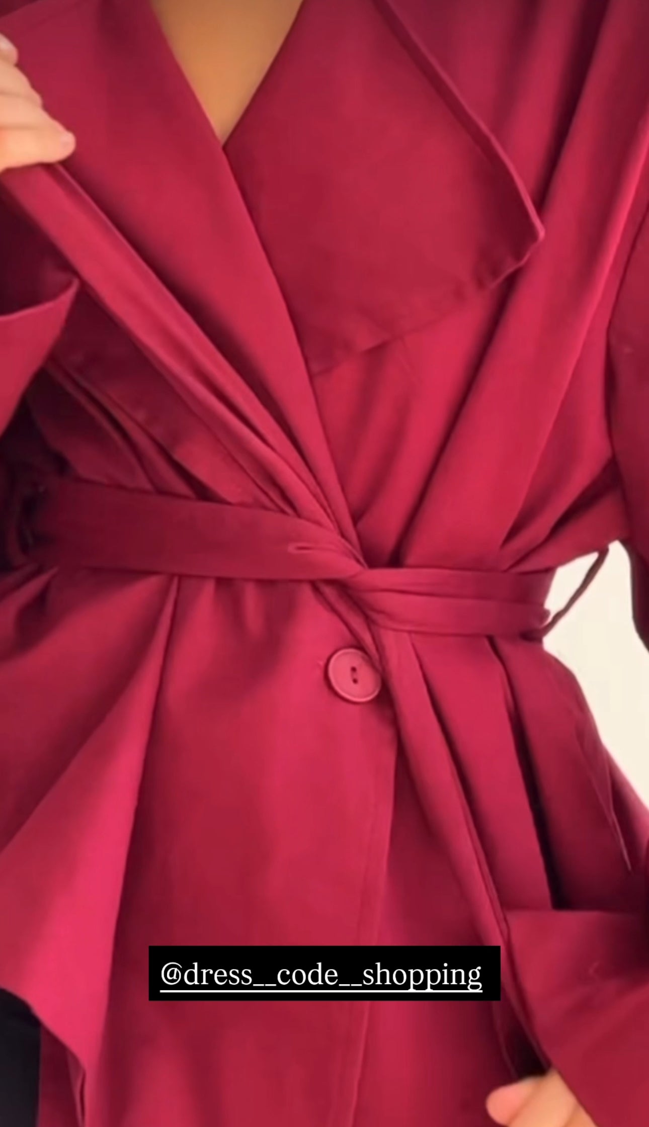 Trench ERIKA Un capo intramontabile dal taglio moderno. Questo trench corto presenta revers ampi, dettagli strutturati e cintura in vita per valorizzare la silhouette. Perfetto da indossare su look casual o eleganti, ideale per la mezza stagione