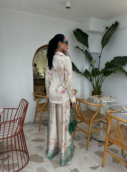 Setcord ZARA è composto da una camicia oversize e un paio di pantaloni larghi con stampa geometrica.