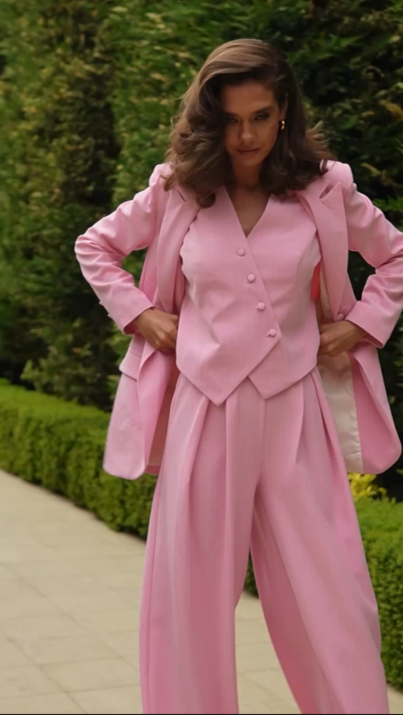 Tailleur VALERIA Blazer dal  taglio elegante e strutturato con spalle leggermente ampie, gilet con bottoni asimmetrici, pantaloni a vita alta con ampia vestibilità e pieghe, che creano un effetto fluido e raffinato.