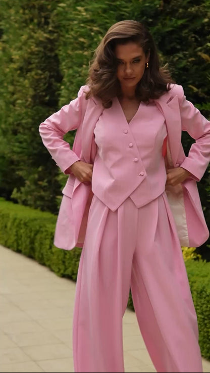 Tailleur VALERIA Blazer dal  taglio elegante e strutturato con spalle leggermente ampie, gilet con bottoni asimmetrici, pantaloni a vita alta con ampia vestibilità e pieghe, che creano un effetto fluido e raffinato.