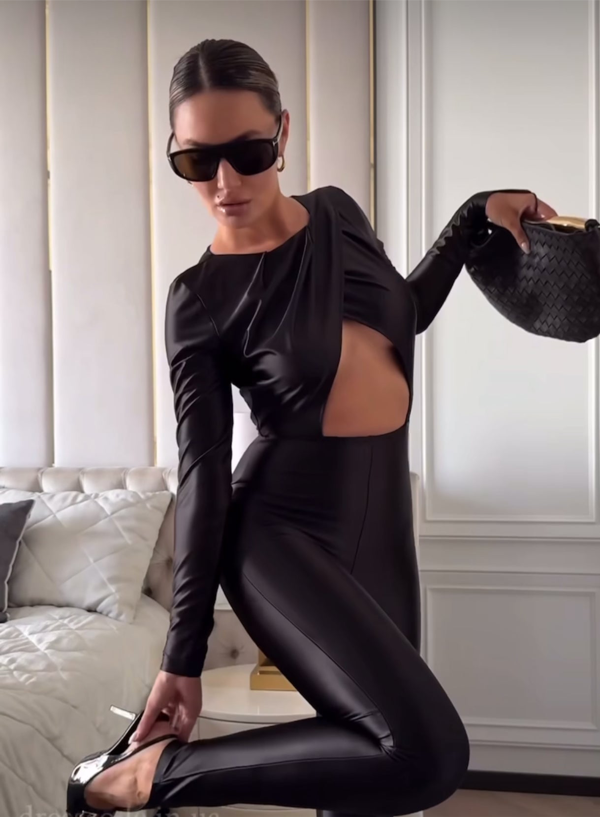 Jumpsuite DONATELLA Una tuta che non lascia la possibilità di passare inosservata.
Lucentezza elegante, vestibilità perfetta, scollatura audace e spacchi, sensualità e stile... già e best seller