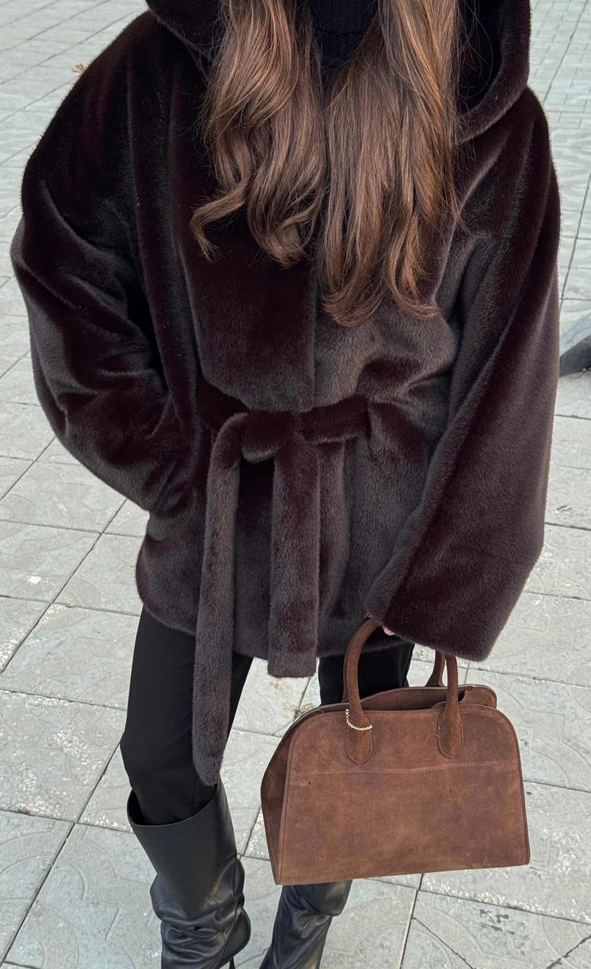 Pelliccia con cappuccio DANIELA Realizzato in morbida pelliccia in visone ecologico premium, garantisce calore e stile nelle giornate più fredde.
Il taglio Midi e la vestibilità regolare lo rendono perfetto sia per il giorno che per la sera.