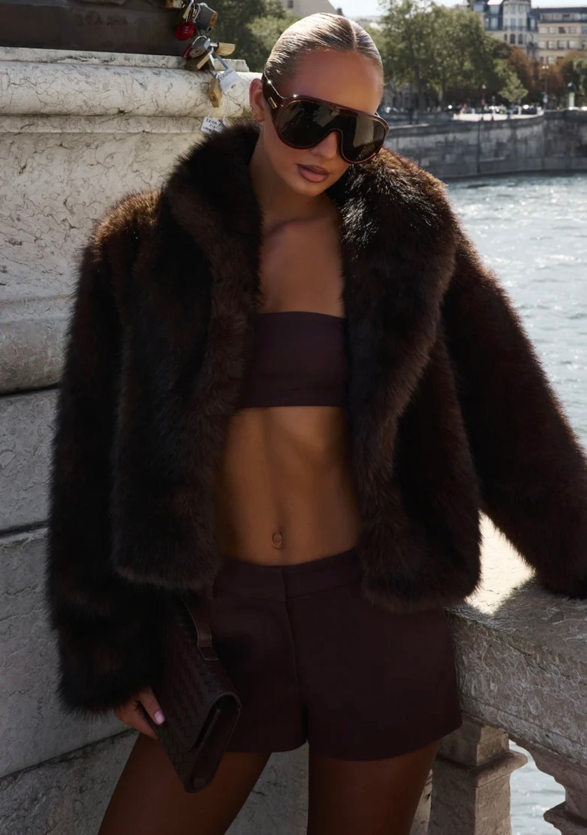 Crop Eco-Fur Jacket – Luxe Edition "Essenziale per la stagione fredda: caldo, leggero e irresistibilmente glam."