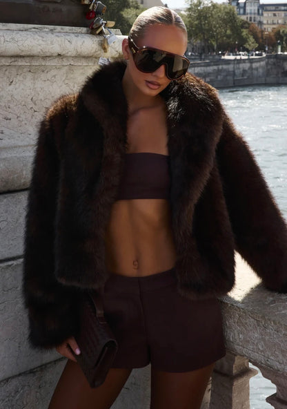 Crop Eco-Fur Jacket – Luxe Edition "Essenziale per la stagione fredda: caldo, leggero e irresistibilmente glam."
