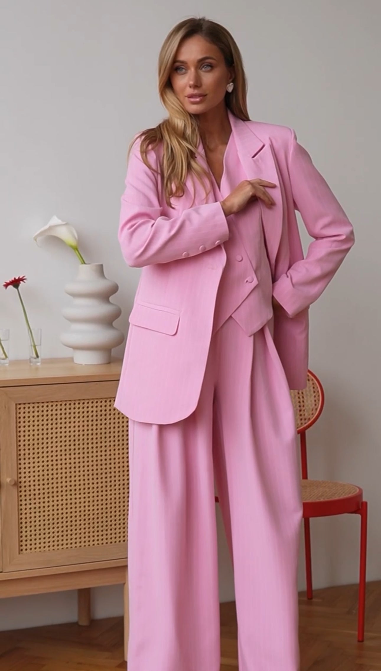 Tailleur VALERIA Blazer dal  taglio elegante e strutturato con spalle leggermente ampie, gilet con bottoni asimmetrici, pantaloni a vita alta con ampia vestibilità e pieghe, che creano un effetto fluido e raffinato.