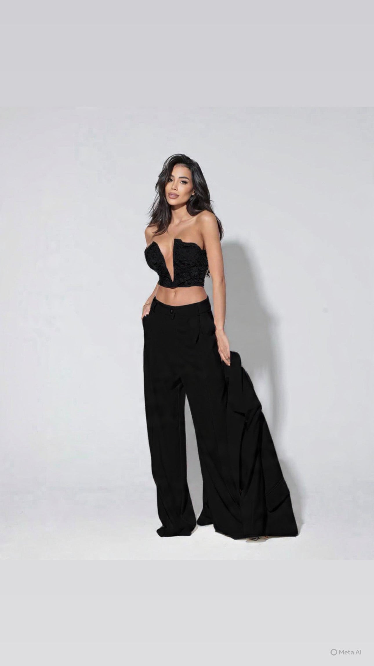 Tailleur Renata Questo completo è la scelta perfetta per distinguerti con stile: blazer dal taglio elegante, pantalone a gamba larga che slancia la figura e top in pizzo delicato che aggiunge un tocco sensuale e sofisticato.
