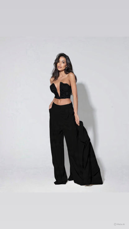 Tailleur Renata Questo completo è la scelta perfetta per distinguerti con stile: blazer dal taglio elegante, pantalone a gamba larga che slancia la figura e top in pizzo delicato che aggiunge un tocco sensuale e sofisticato.