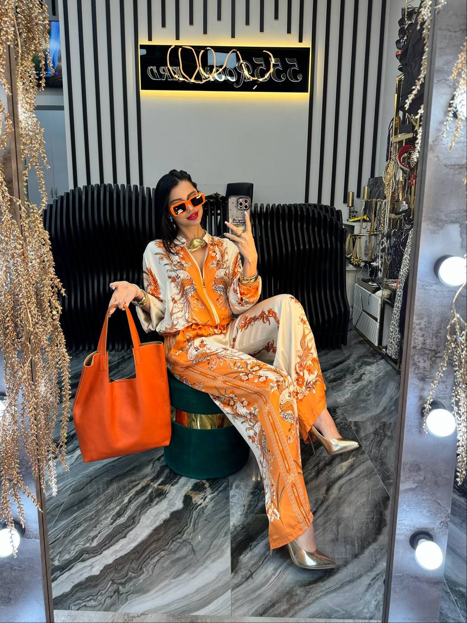 Setcord VANESSA è un elegante completo coordinato in seta satinato con un vivace design barocco