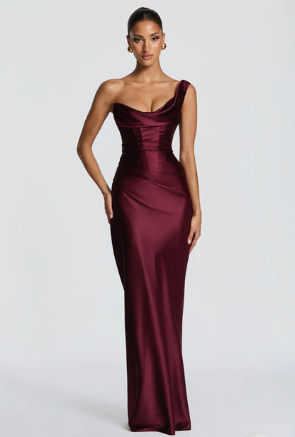 Abito Marcella monospalla in raso lucido con drappeggio sul décolleté e vita strutturata. Silhouette aderente che valorizza la figura.
Perfetto per occasioni formali ed
eventi serali.