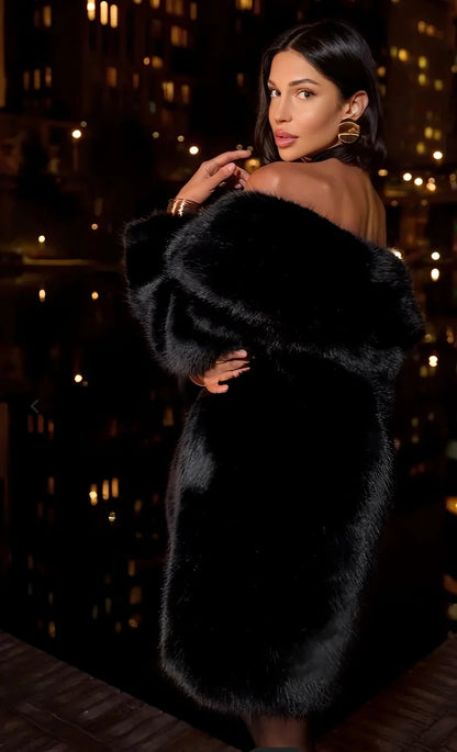 La pelliccia DIVA in visone ecologico ha un taglio ampio, con un colletto voluminoso che avvolge le spalle, donando un'aria sofisticata e ricercata trasmettendo uno stile
glamour e chic.