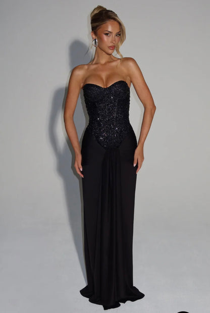 Long dress LUNA Romantico e sofisticato,è pensato per lasciare il segno. Il corpetto strapless strutturato, impreziosito da micro-cristalli luminosi, valorizza il décolleté e la silhouette. La gonna lunga in tessuto fluido cade morbida